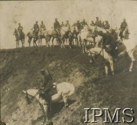 1919-1921, Polska.
Kawalerzyści 2 Pułku Ułanów Grochowskich na koniach schodzący ze zbocza.
Fot. NN, Instytut Polski i Muzeum im. gen. Sikorskiego w Londynie [album 101 - 2 Pułk Ułanów Grochowskich podczas wojny 1920 r.]