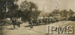 1919-1921, brak miejsca.
Kawalerzyści 2 Pułku Ułanów Grochowskich przejeżdżający przez wieś.
Fot. NN, Instytut Polski i Muzeum im. gen. Sikorskiego w Londynie [album 101 - 2 Pułk Ułanów Grochowskich podczas wojny 1920 r.]