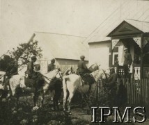 1919-1921, Polska.
Kawalerzyści 2 Pułku Ułanów Grochowskich przed domem.
Fot. NN, Instytut Polski i Muzeum im. gen. Sikorskiego w Londynie [album 101 - 2 Pułk Ułanów Grochowskich podczas wojny 1920 r.]