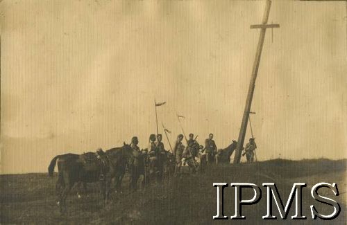 1919-1921, Polska.
Kawalerzyści 2 Pułku Ułanów Grochowskich przy krzyżu.
Fot. NN, Instytut Polski i Muzeum im. gen. Sikorskiego w Londynie [album 101 - 2 Pułk Ułanów Grochowskich podczas wojny 1920 r.]