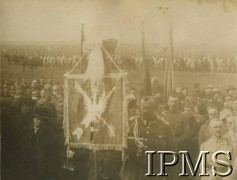 1919-1921, Polska.
Uroczystość religijna z udziałem 2 Pułku Ułanów Grochowskich, na pierwszym planie sztandar z Orłem Białym.
Fot. NN, Instytut Polski i Muzeum im. gen. Sikorskiego w Londynie [album 101 - 2 Pułk Ułanów Grochowskich podczas wojny 1920 r.]