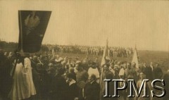 1919-1921, Polska.
Uroczystość religijna z udziałem 2 Pułku Ułanów Grochowskich.
Fot. NN, Instytut Polski i Muzeum im. gen. Sikorskiego w Londynie [album 101 - 2 Pułk Ułanów Grochowskich podczas wojny 1920 r.]