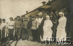 Ok. 1919-1921, brak miejsca.
Grupa osób przy pociągu.
Fot. NN, Instytut Polski i Muzeum im. gen. Sikorskiego w Londynie [album 101 - 2 Pułk Ułanów Grochowskich podczas wojny 1920 r.]