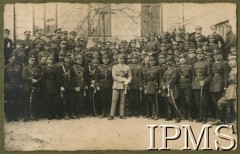 1919-1921, Polska.
Marszałek Józef Piłsudski wraz z kawalerzystami z 2 Pułku Ułanów Grochowskich. 
Fot. NN, Instytut Polski i Muzeum im. gen. Sikorskiego w Londynie [album 101 - 2 Pułk Ułanów Grochowskich podczas wojny 1920 r.]