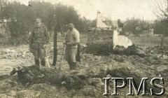 1919-1921, Polska.
Z lewej kawalerzysta 2 Pułku Ułanów Grochowskich, z prawej zniszczony budynek. 
Fot. NN, Instytut Polski i Muzeum im. gen. Sikorskiego w Londynie [album 101 - 2 Pułk Ułanów Grochowskich podczas wojny 1920 r.]