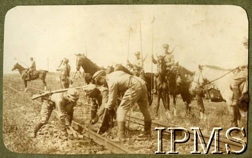 1920, Zwiahel, Wołyń, Ukraina.
Przed ofensywą na Kijów, zwiad kawaleryjski 2 Pułku Ułanów Grochowskich.
Fot. NN, Instytut Polski i Muzeum im. gen. Sikorskiego w Londynie [album 101 - 2 Pułk Ułanów Grochowskich podczas wojny 1920 r.]