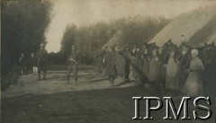 1919-1921, Polska.
Polscy żołnierze we wsi.
Fot. NN, Instytut Polski i Muzeum im. gen. Sikorskiego w Londynie [album 101 - 2 Pułk Ułanów Grochowskich podczas wojny 1920 r.]