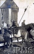 1919-1921, Polska.
Kawalerzyści 2 Pułku Ułanów Grochowskich, przekazanie meldunku.
Fot. NN, Instytut Polski i Muzeum im. gen. Sikorskiego w Londynie [album 101 - 2 Pułk Ułanów Grochowskich podczas wojny 1920 r.]
