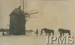 1919-1921, Polska.
Kawalerzyści 2 Pułku Ułanów Grochowskich przy młynie.
Fot. NN, Instytut Polski i Muzeum im. gen. Sikorskiego w Londynie [album 101 - 2 Pułk Ułanów Grochowskich podczas wojny 1920 r.]