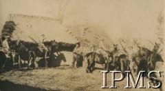 1919-1921, Polska.
Kawalerzyści 2 Pułku Ułanów Grochowskich przy chłopskich zabudowaniach.
Fot. NN, Instytut Polski i Muzeum im. gen. Sikorskiego w Londynie [album 101 - 2 Pułk Ułanów Grochowskich podczas wojny 1920 r.]