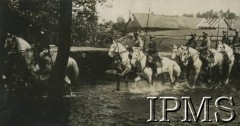 1919-1921, Polska.
2 Pułk Ułanów Grochowskich, przeprawa przez rzekę.
Fot. NN, Instytut Polski i Muzeum im. gen. Sikorskiego w Londynie [album 101 - 2 Pułk Ułanów Grochowskich podczas wojny 1920 r.]