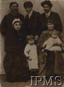 1892, brak miejsca.
Rodzina Staszewskich-Januszajtisów. Stoją od lewej: Tomasz Staszewski herbu 