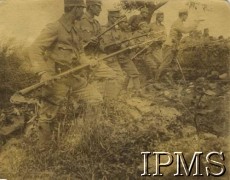 Wiosna 1915, brak miejsca.
2 Pułk Piechoty II Brygady Legionów Polskich w akcji, z prawej stoi ppłk Marian Żegota-Januszajtis (z rewolwerem).
Fot. NN, Instytut Polski i Muzeum im. gen. Sikorskiego w Londynie [album nr 10 - gen. Marian Żegota-Januszajtis].