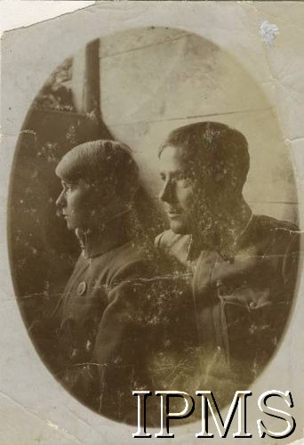 1916, brak miejsca.
Pułkownik Marian Żegota-Januszajtis z żoną Zofią w ziemiance.
Fot. NN, Instytut Polski i Muzeum im. gen. Sikorskiego w Londynie [album nr 10 - gen. Marian Żegota-Januszajtis].
