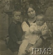 1924-1925, brak miejsca.
Zofia Januszajtis z domu Dąbrowska, żona generała Mariana Żegoty-Januszajtisa z synami: Jerzym (z lewej) i Markiem. 
Fot. NN, Instytut Polski i Muzeum im. gen. Sikorskiego w Londynie [album nr 10 - gen. Marian Żegota-Januszajtis].