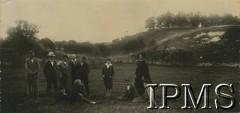 1924, Szyły, pow. Krzemieniec, woj. wołyńskie, Polska.
Działka gen. Mariana Żegoty-Januszajtisa. Rodzina Januszajtisów na łące; 1. z lewej Konstanty Januszajtis - ojciec Mariana, na trawie po lewej jego żona Maria ze Staszewskich, obok niej ich syn Tadeusz, w środku stoi córka Januszajtisów - Anna, po prawej ksiądz Stanisław Ziętara, przed nim na trawie druga córka - Józefa. W oddali po prawej Góra Cerkiewna.
Fot. NN, Instytut Polski i Muzeum im. gen. Sikorskiego w Londynie [album nr 10 - gen. Marian Żegota-Januszajtis].