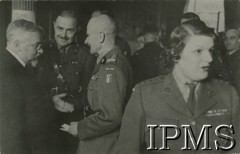 1941-1943, Wielka Brytania.
Od lewej: minister informacji prof. Stanisław Stroński, gen. Marian Żegota-Januszajtis i gen. Marian Kukiel podczas rozmowy.
Fot. NN, Instytut Polski i Muzeum im. gen. Sikorskiego w Londynie [album nr 10 - gen. Marian Żegota-Januszajtis].