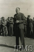 30.08.1941, Northolt, Anglia, Wielka Brytania.
Generał Marian Żegota-Januszajtis przemawia do lotników z 315 Dywizjonu Myśliwskiego 