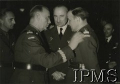 Sierpień 1941, Londyn, Anglia, Wielka Brytania.
Spotkanie gen. Mariana Żegoty-Januszajtisa (z prawej) z Naczelnym Wodzem Polskich Sił Zbrojnych gen. Władysławem Sikorskim w Rubens Hotel.
Fot. NN, Instytut Polski i Muzeum im. gen. Sikorskiego w Londynie [album nr 10 - gen. Marian Żegota-Januszajtis].