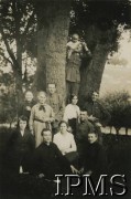 1921, Szyły, Wołyń, Polska.
Rodzina Januszajtisów. Na drzewie widoczny jest gen. Marian Żegota-Januszajtis z synem Jerzym, stoją od lewej: jego matka Maria ze Staszewskich, siostra matki Jadwiga, ojciec Konstanty, żona Zofia z Dąbrowskich oraz adiutant Włodzimierz Gwintowd-Dziewiałtowski. Poniżej siedzą od lewej: siostra Anna, ks. Stanisław Ziętara, siostra Józefa, brat Tadeusz i ordynans Antoni (przed Zofią).
Fot. NN, Instytut Polski i Muzeum im. gen. Sikorskiego w Londynie [album nr 10 - gen. Marian Żegota-Januszajtis].