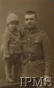 Ok. 1914, brak miejsca.
Młody legionista w mundurze (być może jeden z braci Mariana Żegoty-Januszajtisa) z dzieckiem.
Fot. NN, Instytut Polski i Muzeum im. gen. Sikorskiego w Londynie [album nr 10 - gen. Marian Żegota-Januszajtis].