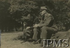 1943, Londyn, Anglia, Wielka Brytania.
Hyde Park, gen. Marian Żegota-Januszajtis z kuzynem inż. Edwardem Staszewskim.
Fot. NN, Instytut Polski i Muzeum im. gen. Sikorskiego w Londynie [album nr 10 - gen. Marian Żegota-Januszajtis].