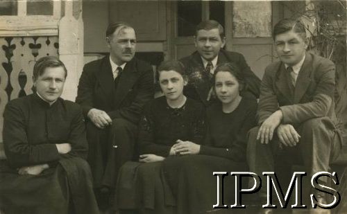 1936, Dubno, woj. wołyńskie, Polska.
Fotografia wykonana po pogrzebie Konstantego Januszajtisa - ojca gen. Mariana Żegoty-Januszajtisa (pierwszy z lewej w wyższym rzędzie). Obok gen. Żegoty-Januszajtisa siedzi jego brat Wiesław, dalej brat Antoni, poniżej od lewej: brat Tadeusz oraz siostry: Anna i Józefa.
Fot. NN, Instytut Polski i Muzeum im. gen. Sikorskiego w Londynie [album nr 10 - gen. Marian Żegota-Januszajtis].