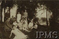 1926, Szyły, pow. Krzemieniec, woj wołyńskie, Polska.
Rodzina gen. Mariana Żegoty-Januszajtisa (siedzi z lewej): z tyłu stoi brat Tadeusz, dalej siedzi ojciec Konstanty Januszajtis, na pierwszym planie żona brata Wiesława - Anna, 1. z prawej siedzi siostra Anna z synem generała Markiem, obok niej matka - Maria Januszajtis, po prawej stoi ks. Stanisław Ziętara.
Fot. NN, Instytut Polski i Muzeum im. gen. Sikorskiego w Londynie [album nr 10 - gen. Marian Żegota-Januszajtis].
