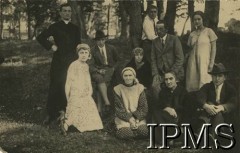 1928, Szyły, pow. Krzemieniec, woj. wołyńskie, Polska.
Rodzina gen. Mariana Żegoty-Januszajtisa: 1. z lewej siostra generała Anna, dalej matka Maria Januszajtis, siostra matki i brat Tadeusz. Po lewej stoi ks. Stanisław Ziętara, siostra Józefa (siedzi za Marią Januszajtis), ojciec Konstanty Januszajtis i na drzewie - brat Antoni.
Fot. NN, Instytut Polski i Muzeum im. gen. Sikorskiego w Londynie [album nr 10 - gen. Marian Żegota-Januszajtis].