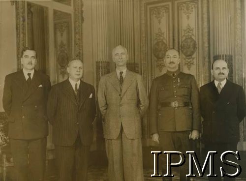 1939-1940, Francja.
Prezydent RP na uchodźstwie Władysław Raczkiewicz (w środku, w jasnym garniturze) w towarzystwie współpracowników; 2. z prawej stoi szef Gabinetu Wojskowego Prezydenta RP płk Franciszek Arciszewski.
Fot. NN, Instytut Polski i Muzeum im. gen. Sikorskiego w Londynie [album nr 13 płk Franciszka Arciszewskiego - prezydent RP, rząd RP i WP we Francji]