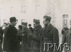 23-24.12.1939, Coetquidan, Francja.
Opłatek wigilijny w obozie Wojska Polskiego. Prezydent RP na uchodźstwie Władysław Raczkiewicz (po lewej) dzieli się opłatkiem z żołnierzami.
Fot. NN, Instytut Polski i Muzeum im. gen. Sikorskiego w Londynie [album nr 13 płk Franciszka Arciszewskiego - prezydent RP, rząd RP i WP we Francji]