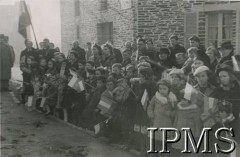 23-24.12.1939, Coetquidan, Francja.
Opłatek wigilijny w obozie Wojska Polskiego. Ludność cywilna z polskimi, brytyjskimi i francuskimi flagami przygląda się uroczystości.
Fot. NN, Instytut Polski i Muzeum im. gen. Sikorskiego w Londynie [album nr 13 płk Franciszka Arciszewskiego - prezydent RP, rząd RP i WP we Francji]