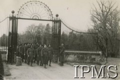 1939-1940, Pignerolles, Francja.
Teren pałacu - rezydencji prezydenta RP na uchodźstwie Władysława Raczkiewicza. Grupa żołnierzy wychodząca przez bramę. 
Fot. NN, Instytut Polski i Muzeum im. gen. Sikorskiego w Londynie [album nr 13 płk Franciszka Arciszewskiego - prezydent RP, rząd RP i WP we Francji]