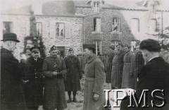 23-24.12.1939, Coetquidan, Francja.
Opłatek wigilijny w obozie Wojska Polskiego. Po lewej prezydent RP na uchodźstwie Władysław Raczkiewicz, obok w ciemnym płaszczu gen. Victor Denain.
Fot. NN, Instytut Polski i Muzeum im. gen. Sikorskiego w Londynie [album nr 13 płk Franciszka Arciszewskiego - prezydent RP, rząd RP i WP we Francji]