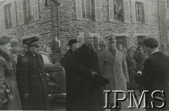 23.12.1939, Coetquidan, Francja.
Opłatek wigilijny w obozie Wojska Polskiego. W środku prezydent RP na uchodźstwie Władysław Raczkiewicz (w ciemnym płaszczu) i Naczelny Wódz Polskich Sił Zbrojnych gen. Władysław Sikorski. Towarzyszą im m.in. komendant obozu wojskowego w Coetquidan gen. Stanisław Maczek (1. z lewej) i gen. Victor Denain (2. z lewej). 
Fot. NN, Instytut Polski i Muzeum im. gen. Sikorskiego w Londynie [album nr 13 płk Franciszka Arciszewskiego - prezydent RP, rząd RP i WP we Francji]