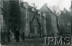 23.12.1939, Coetquidan, Francja.
Opłatek wigilijny w obozie Wojska Polskiego. Tyłem, w ciemnym płaszczu stoi prezydent RP na uchodźstwie Władysław Raczkiewicz, obok Naczelny Wódz Polskich Sił Zbrojnych gen. Władysław Sikorski.
Fot. NN, Instytut Polski i Muzeum im. gen. Sikorskiego w Londynie [album nr 13 płk Franciszka Arciszewskiego - prezydent RP, rząd RP i WP we Francji]