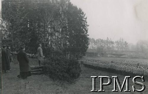 23.12.1939, Coetquidan, Francja.
Opłatek wigilijny w obozie Wojska Polskiego. Naczelny Wódz Polskich Sił Zbrojnych gen. Władysław Sikorski przemawia do żołnierzy.
Fot. NN, Instytut Polski i Muzeum im. gen. Sikorskiego w Londynie [album nr 13 płk Franciszka Arciszewskiego - prezydent RP, rząd RP i WP we Francji]