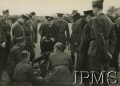 1940, Francja.
Wizyta brytyjskiej misji wojskowej w 2 Dywizji Strzelców Pieszych. Goście na poligonie przy karabinie maszynowym i obsługujących go żołnierzach; 3. z lewej stoi dowódca dywizji gen. Gustaw Prugar-Ketling, 1. z prawej Józef Retinger, 4. z prawej dyrektor Biura Prezydium Rady Ministrów Adam Romer.  
Fot. NN, Instytut Polski i Muzeum im. gen. Sikorskiego w Londynie [album nr 13 płk Franciszka Arciszewskiego - prezydent RP, rząd RP i WP we Francji]