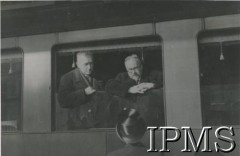 1940, Parthenay (okolice), Francja.
Przysięga żołnierzy 2 Dywizji Strzelców Pieszych, członkowie polskiego rządu - minister bez teki Marian Seyda i wicepremier Stanisław Stroński w oknie pociągu.
Fot. NN, Instytut Polski i Muzeum im. gen. Sikorskiego w Londynie [album nr 13 płk Franciszka Arciszewskiego - prezydent RP, rząd RP i WP we Francji]