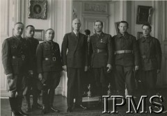 1939-1940, Francja.
Prezydent RP na uchodźstwie Władysław Raczkiewicz w towarzystwie polskich żołnierzy, obok prezydenta, po prawej płk Zygmunt Bohusz-Szyszko.
Fot. NN, Instytut Polski i Muzeum im. gen. Sikorskiego w Londynie [album nr 13 płk Franciszka Arciszewskiego - prezydent RP, rząd RP i WP we Francji]