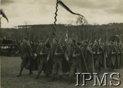 10.04.1940, Malestroit, Francja.
Uroczystość nadania sztandaru Samodzielnej Brygadzie Strzelców Podhalańskich. Defilada żołnierzy, w oddali po lewej trybuna honorowa.
Fot. NN, Instytut Polski i Muzeum im. gen. Sikorskiego w Londynie [album nr 13 płk Franciszka Arciszewskiego - prezydent RP, rząd RP i WP we Francji]