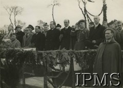 10.04.1940, Malestroit, Francja.
Uroczystość nadania sztandaru Samodzielnej Brygadzie Strzelców Podhalańskich. Na trybunie honorowej 1. z prawej prezydent RP na uchodźstwie Władysław Raczkiewicz, obok niego Naczelny Wódz Polskich Sił Zbrojnych gen. Władysław Sikorski, dalej na lewo: ambasador Wielkiej Brytanii Howard Kennard, ambasador Francji Leon Noel, biskup polowy Wojska Polskiego Józef Gawlina (z tyłu), z lewej (stoi niżej) mjr Jerzy Borkowski.
Fot. NN, Instytut Polski i Muzeum im. gen. Sikorskiego w Londynie [album nr 13 płk Franciszka Arciszewskiego - prezydent RP, rząd RP i WP we Francji]