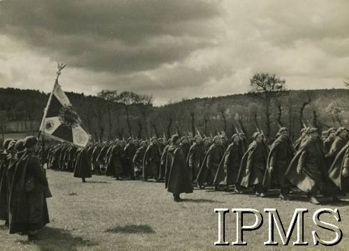 10.04.1940, Malestroit, Francja.
Uroczystość nadania sztandaru Samodzielnej Brygadzie Strzelców Podhalańskich. Defilada żołnierzy, po lewej poczet sztandarowy.
Fot. NN, Instytut Polski i Muzeum im. gen. Sikorskiego w Londynie  [album nr 13 płk Franciszka Arciszewskiego - prezydent RP, rząd RP i WP we Francji]