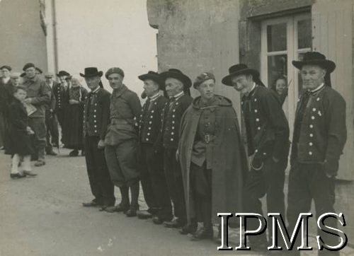 Maj 1940, Brest, Francja.
Wyjazd Samodzielnej Brygady Strzelców Podhalańskich do Norwegii. Polscy żołnierze w towarzystwie Bretończyków w regionalnych strojach.
Fot. NN, Instytut Polski i Muzeum im. gen. Sikorskiego w Londynie [album nr 13 płk Franciszka Arciszewskiego - prezydent RP, rząd RP i WP we Francji]