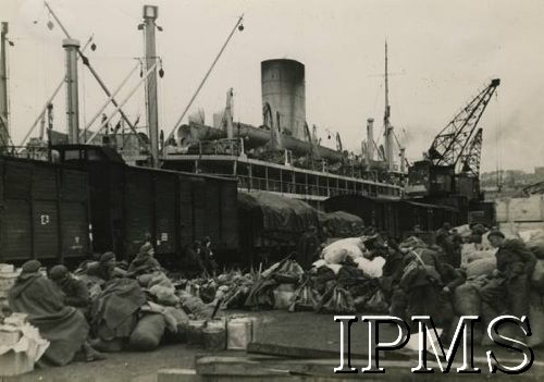 Maj 1940, Brest, Francja.
Wyjazd Samodzielnej Brygadzie Strzelców Podhalańskich do Norwegii, widoczni żołnierze w porcie z bronią i bagażami przed podróżą.
Fot. NN, Instytut Polski i Muzeum im. gen. Sikorskiego w Londynie [album nr 13 płk Franciszka Arciszewskiego - prezydent RP, rząd RP i WP we Francji]