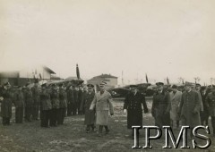 27.03.1940, Lyon-Bron, Francja.
Naczelny Wódz Polskich Sił Zbrojnych gen. Władysław Sikorski (z przodu w jasnym płaszczu) z wizytą u polskich lotników. Przegląd eskadr odlatujących na front. Towarzyszą mu m.in.: gen. Victor Denain (3. od prawej) i płk Stefan Pawlikowski (2. od prawej). W tle samoloty Morane-406.
Fot. NN, Instytut Polski i Muzeum im. gen. Sikorskiego w Londynie [album nr 13 płk Franciszka Arciszewskiego - prezydent RP, rząd RP i WP we Francji]