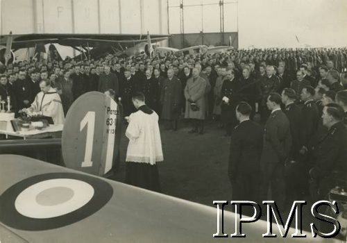 27.03.1940, Lyon-Bron, Francja..
Francuska baza lotnicza Lyon-Bron. Naczelny Wódz Polskich Sił Zbrojnych gen. Władysław Sikorski z wizytą u polskich lotników. Uroczysta msza święta w hangarze na lotnisku. 
Fot. NN, Instytut Polski i Muzeum im. gen. Sikorskiego w Londynie [album nr 13 płk Franciszka Arciszewskiego - prezydent RP, rząd RP i WP we Francji]


