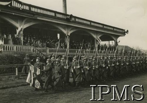 1940, Parthenay (okolice), Francja.
Przysięga żołnierzy 2 Dywizji Strzelców Pieszych, defilada oddziałów. 
Fot. NN, Instytut Polski i Muzeum im. gen. Sikorskiego w Londynie  [album nr 13 płk Franciszka Arciszewskiego - prezydent RP, rząd RP i WP we Francji]
