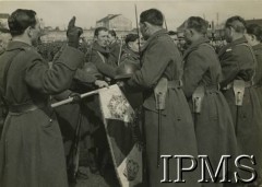 1940, okolice Parthenay, Francja.
Przysięga na sztandar żołnierzy 2 Dywizji Strzelców Pieszych. 
Fot. NN, Instytut Polski i Muzeum im. gen. Sikorskiego w Londynie [album nr 13 płk Franciszka Arciszewskiego - prezydent RP, rząd RP i WP we Francji]