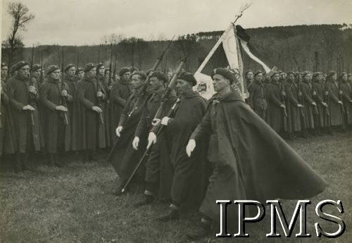 10.04.1940, Malestroit, Francja.
Uroczystość nadania sztandaru Samodzielnej Brygadzie Strzelców Podhalańskich. Defilada żołnierzy.
Fot. NN, Instytut Polski i Muzeum im. gen. Sikorskiego w Londynie  [album nr 13 płk Franciszka Arciszewskiego - prezydent RP, rząd RP i WP we Francji]